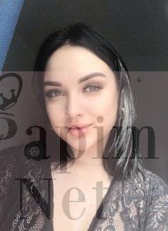 Genç Bayrampaşa escort bayan Betül ile sınırsız cinsellik keyfi